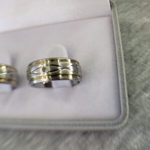 550 / 550-1 : Aliança de Aço Inox Abaulada com Pedra | Ondulado | 2 Frisos | 2 Filetes de Ouro | 8 mm | Par - Imagem 2