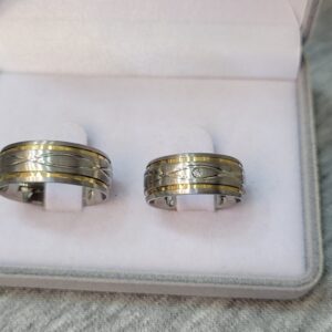 550 / 550-1 : Aliança de Aço Inox Abaulada com Pedra | Ondulado | 2 Frisos | 2 Filetes de Ouro | 8 mm | Par - Imagem 3