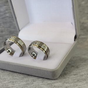 550 / 550-1 :  Aliança de Aço Inox Abaulada com Pedra | Ondulado | 2 Frisos | 2 Filetes de Ouro | 8 mm | Par