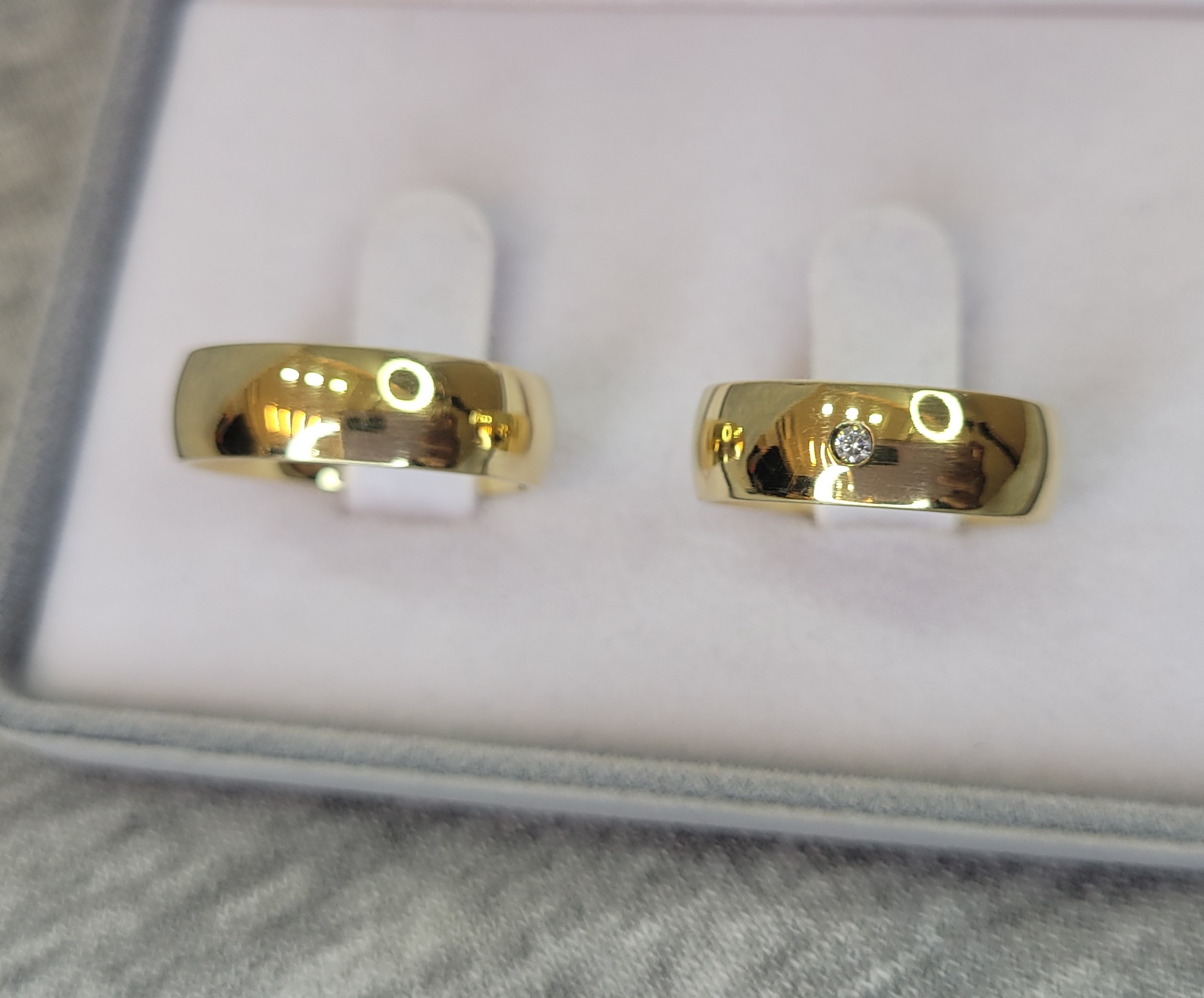 M06 / M06-1 : Aliança de Moeda Abaulada com Pedra | Tradicional | 6 mm | Par - Imagem 2