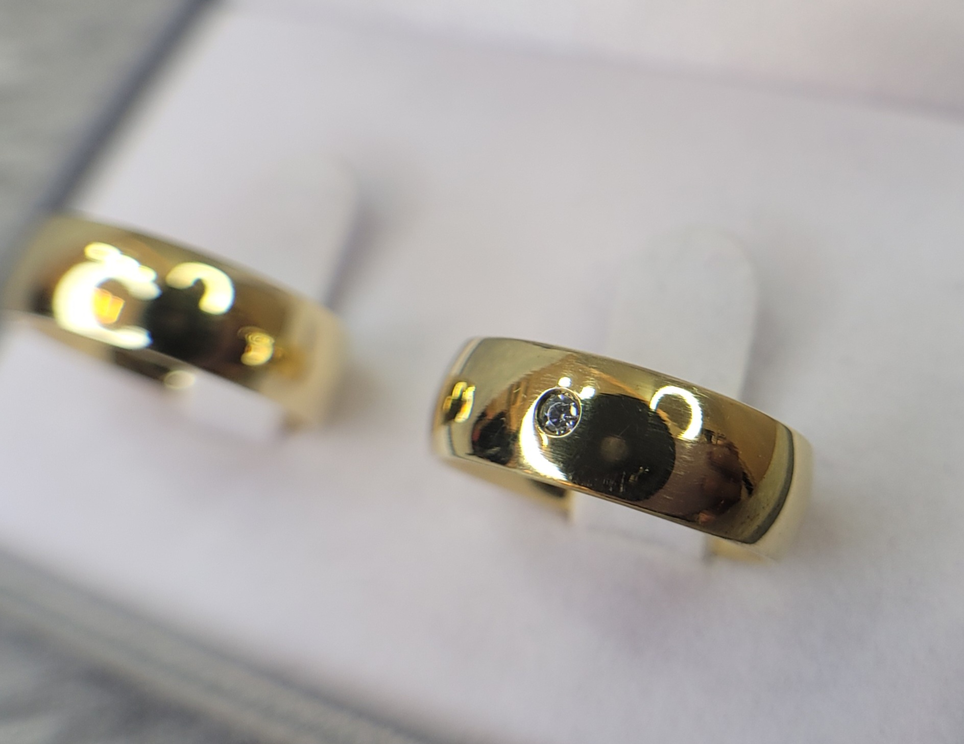 M06 / M06-1 : Aliança de Moeda Abaulada com Pedra | Tradicional | 6 mm | Par - Imagem 3