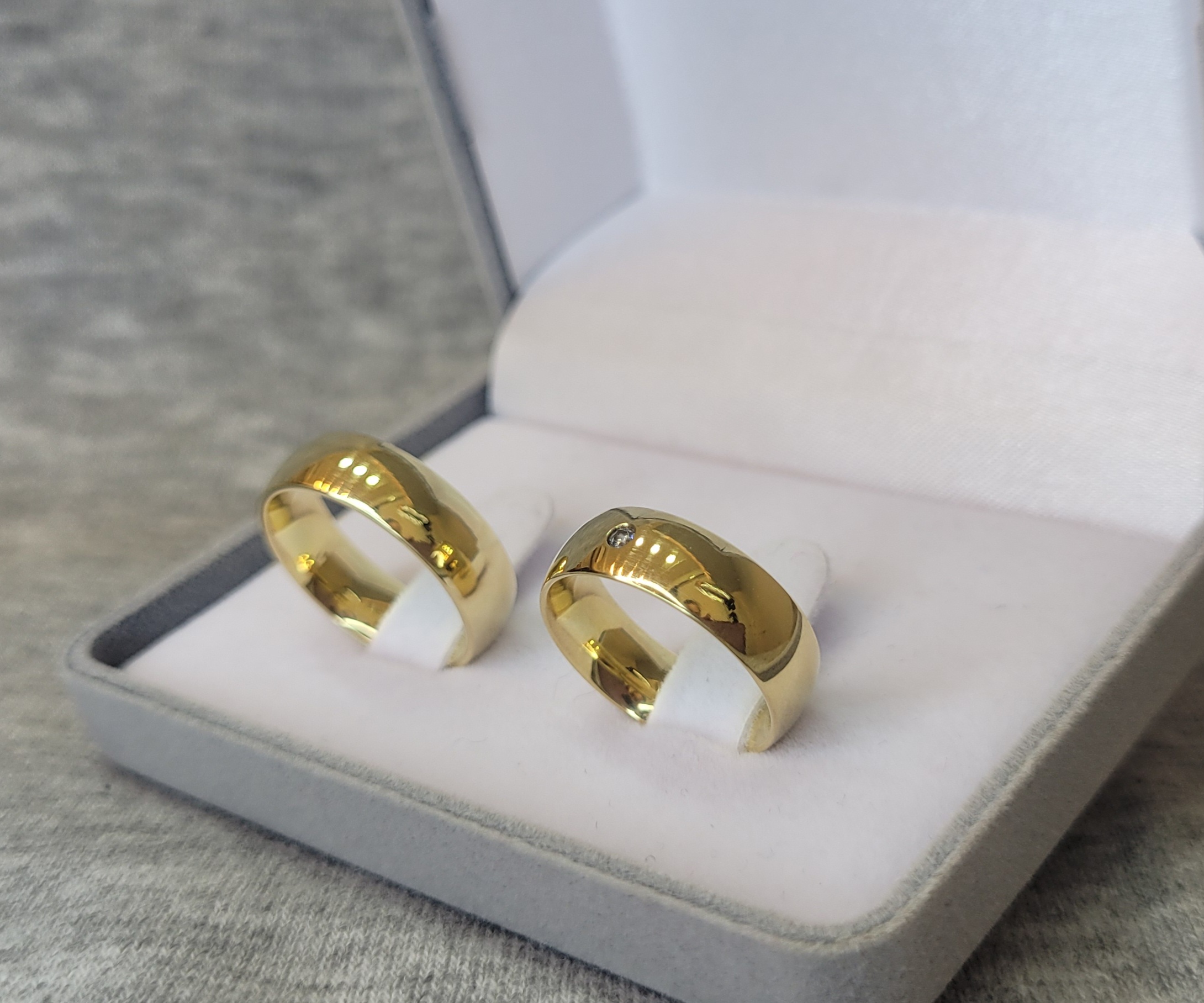 M06 / M06-1 : Aliança de Moeda Abaulada com Pedra | Tradicional | 6 mm | Par