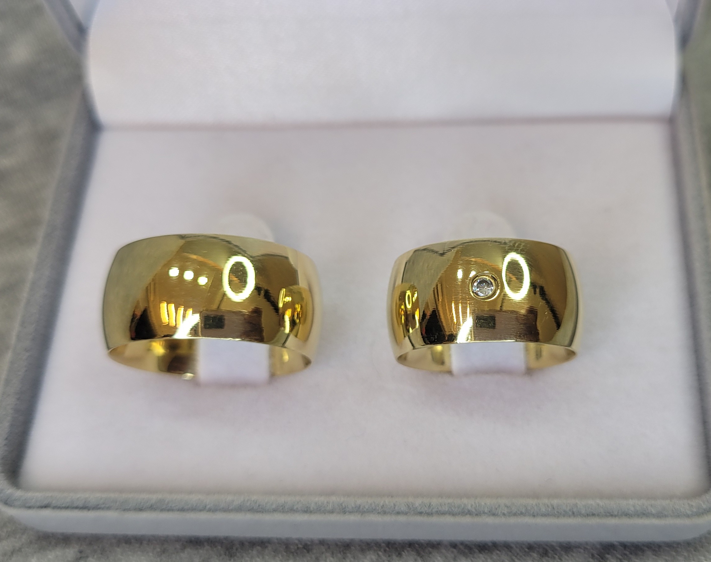 M10 / M10-1 : Aliança de Moeda Abaulada com Pedra | Tradicional | 10 mm | Par - Imagem 2