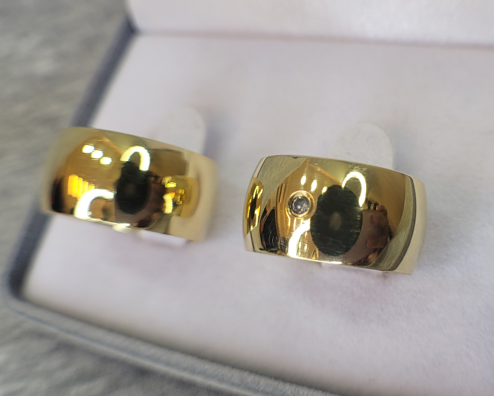 M10 / M10-1 : Aliança de Moeda Abaulada com Pedra | Tradicional | 10 mm | Par - Imagem 3