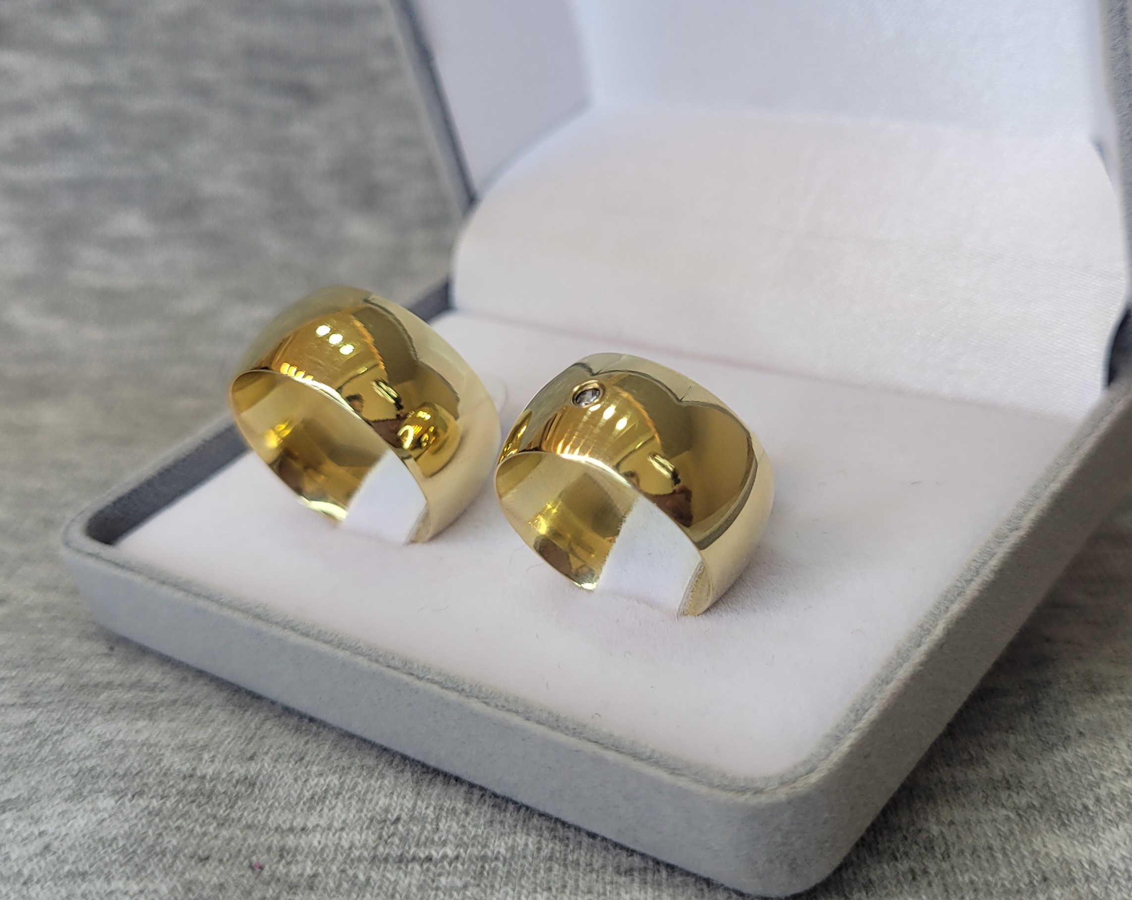 M10 / M10-1 : Aliança de Moeda Abaulada com Pedra | Tradicional | 10 mm | Par