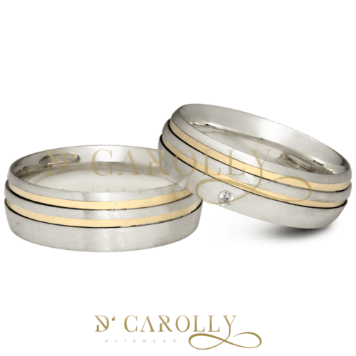 Modelo: AG305 / AG305-1 Largura: 7 mm Espessura: 2,6 mm Material: Prata 950 Acabamento externo: Másc: Abaulada, polida, com 2 frisos na lateral e 2 filetes de ouro | Fem: Abaulada, polida, com 2 frisos na lateral, 2 filetes de ouro e pedra de zircônia cravada Acabamento interno: Anatômica Descrição: Aliança de compromisso ou namoro, discreta, produzida em prata, abaulada, polida, com 2 frisos na lateral, 2 filetes de ouro e pedra de zircônia cravada. IMPORTANTE: A prata é um metal nobre! Demanda alguns cuidados relacionados ao uso, como característica do material, tende a oxidar quando exposto a alguns produtos químicos e índices elevados de ácido úrico.