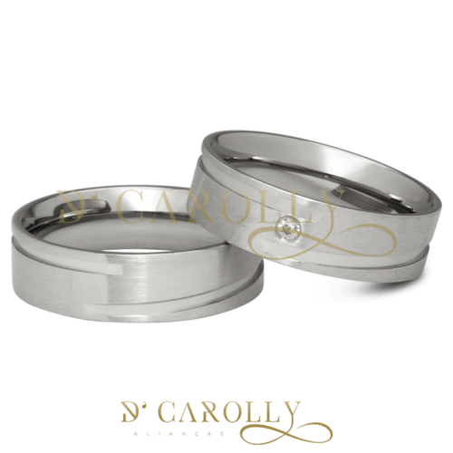 Modelo: 604/ 604-1 Largura: 6 mm Espessura: 1,6 mm Material: Aço inox Acabamento externo: Másc: Reta, polida, com friso tipo rosca | Fem: Reta, polida, com friso tipo rosca e pedra de zircônia cravada Acabamento interno: Anatômica Descrição: Aliança de compromisso ou namoro, produzida em aço inox com cravação de pedra de zircônia e friso tipo rosca. Excelente durabilidade. Este material não oxida com o tempo como a prata, não demanda manutenção e é altamente resistente a riscos.