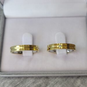 MA88 / MA88-1 : Aliança de Moeda Reta com Pedra | Friso | 4 mm | C/ Forro | Par - Imagem 2