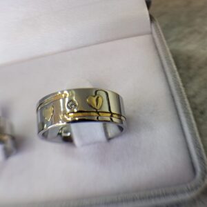 702 / 702-12c : Aliança de Aço Inox Reta com Pedra | Coração | Friso Rosca | Filete de Ouro | 7 mm | Par - Imagem 2