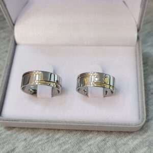 Aliança de Aço Inox Reta com Pedra | Coração | Friso Rosca | Filete de Ouro | 7 mm | Par - Imagem 3