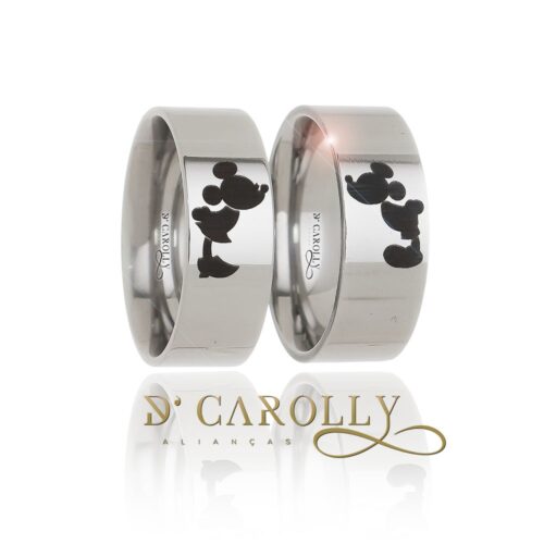 alianca-aco-inox-personalizada-reta-6mm-399 Modelo: 399 Largura: 6 mm Espessura: 2,6 mm Material: Aço inox Acabamento externo: Reta com gravação a laser personalizável Desenhos: Mickey & Minnie, Barco Com Casal, Imã, e Coração & Chave . OBS: Entre Em Contato Conosco Para Informa Qual Deseja. Acabamento interno: Anatômica Descrição: Aliança de compromisso ou namoro, personalizada, reta, produzida em aço inox com gravação a laser personalizável. Excelente durabilidade. Este material não oxida com o tempo como a prata, não demanda manutenção e é altamente resistente a riscos.