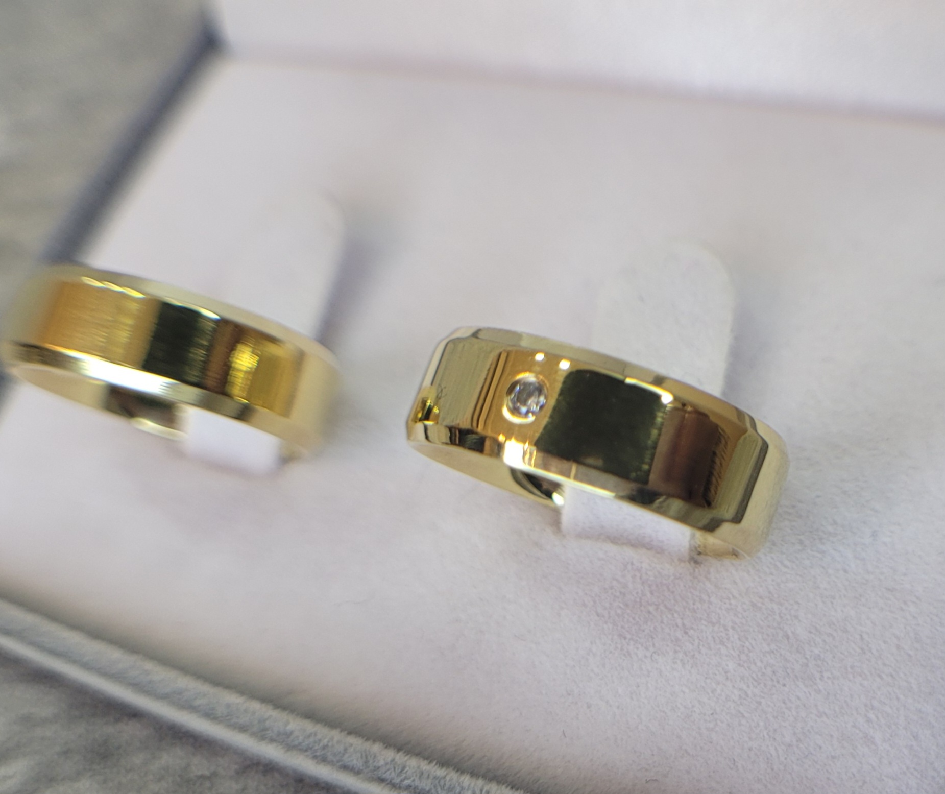 M55 / M55-1 : Aliança de Moeda Reta com Pedra | Chanfrada | 6 mm | Par - Imagem 2