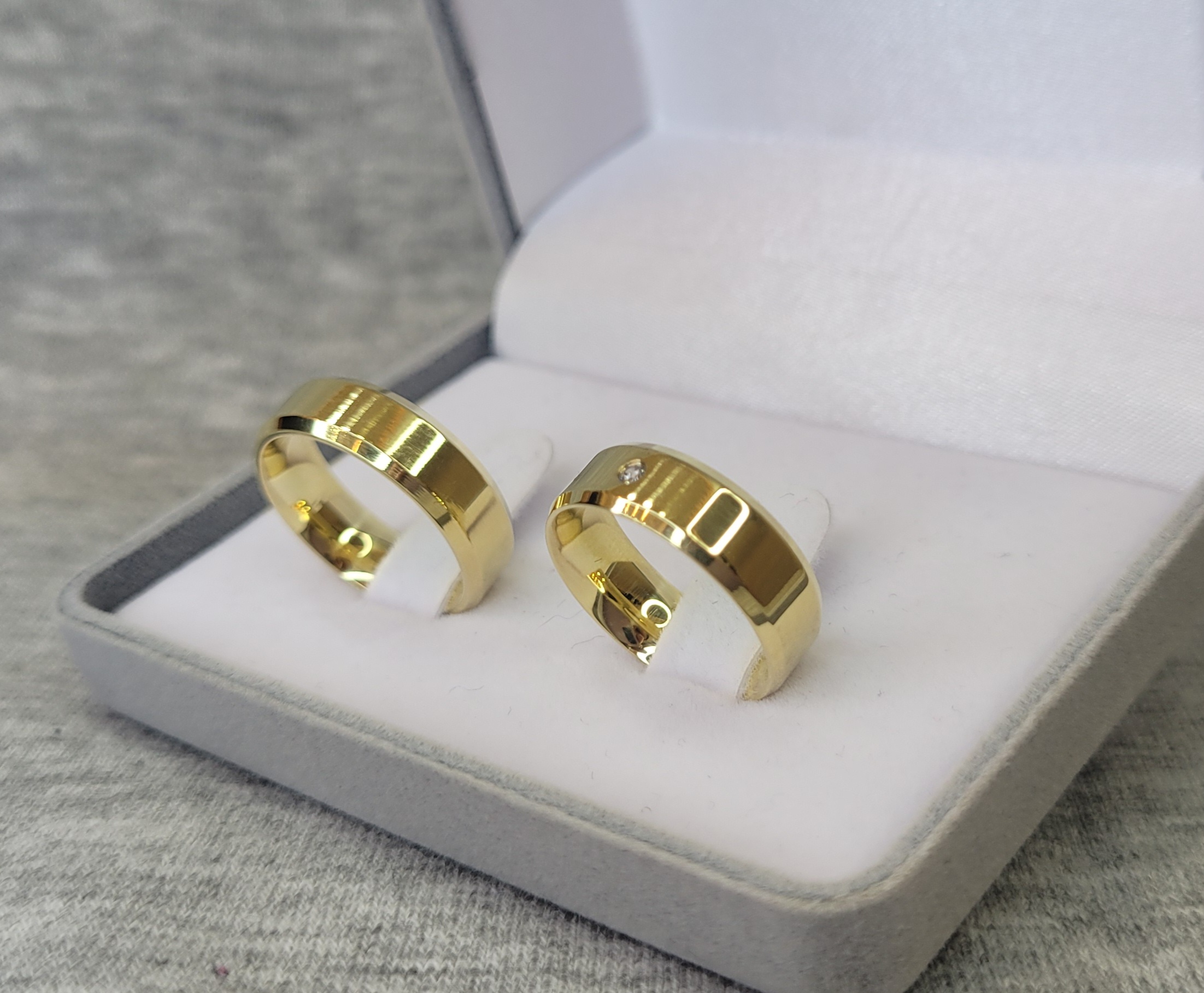 M55 / M55-1 : Aliança de Moeda Reta com Pedra | Chanfrada | 6 mm | Par