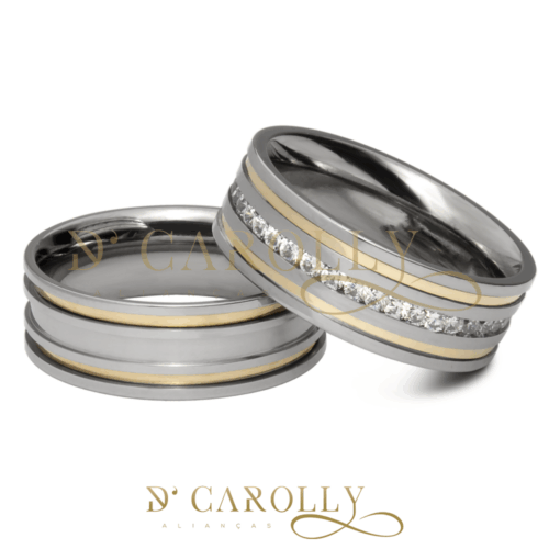 Modelo: Roma / Roma-1 Largura: 6 mm Espessura: 2 mm Material: Aço inox Acabamento externo: Másc.: Reta, polida, 2 frisos com filete de ouro nas laterais. |  Fem.: Reta, polida, 2 frisos com filete de ouro nas laterais, e trilho de pedras de zircônia cravadas no centro. Acabamento interno: Anatômica Descrição: Aliança de compromisso ou namoro, exclusiva,  produzida em aço inox. A aliança masculina tem acabamento reto, polido, 2 frisos com filete de ouro nas laterais. Na feminina, se mantém os frisos e acrescenta-se um trilho com pedras de zircônia cravadas no centro. Excelente durabilidade. Este material não oxida com o tempo como a prata, não demanda manutenção e é altamente resistente a riscos.
