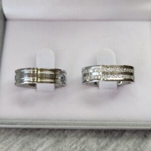 Aliança de Aço Inox Reta com Pedras | 2 Frisos | 6 mm | Athenas | Par - Imagem 2