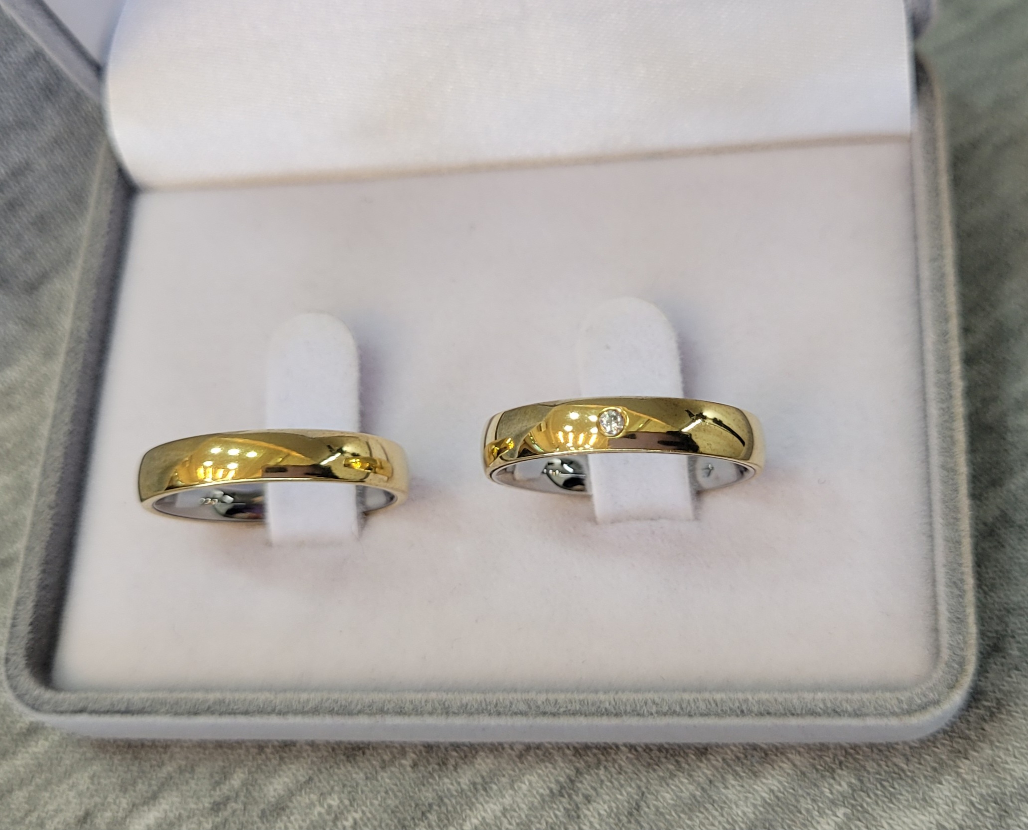 MA4000 / MA4000-1 : Aliança de Moeda Abaulada com Pedra | Tradicional | 4 mm | C/ Forro | Par - Imagem 2