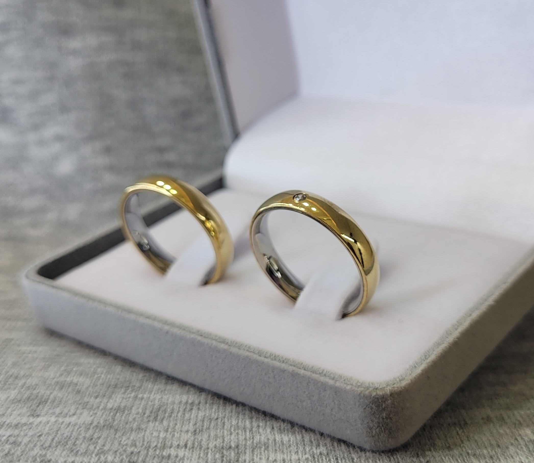 MA4000 / MA4000-1 : Aliança de Moeda Abaulada com Pedra | Tradicional | 4 mm | C/ Forro | Par