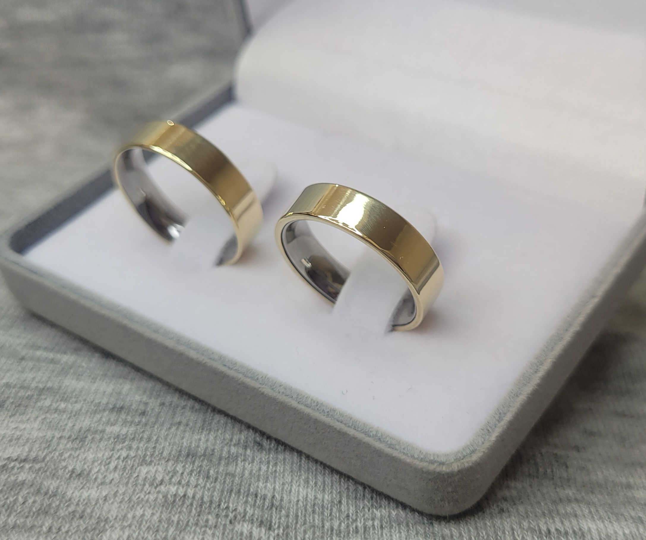 ENCAPADA RETA : Aliança Encapada de Ouro 10K | Reta | Tradicional | Com Pedra | 5 mm | Par