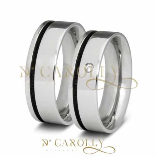 Modelo: 092 / 092-1 Largura: 6 mm Espessura: 2,5 mm Material: Aço inox Acabamento externo: Másc: Reta, polida, com friso preto (canal black) na lateral| Fem: Reta, polida, com friso preto (canal black) na lateral e pedra de zircônia cravada Acabamento interno: Anatômica Descrição: Aliança de compromisso ou namoro, discreta, produzida em aço inox com cravação de pedra de zircônia, com friso preto (canal black) na lateral. Excelente durabilidade. Este material não oxida com o tempo como a prata, não demanda manutenção e é altamente resistente a riscos.