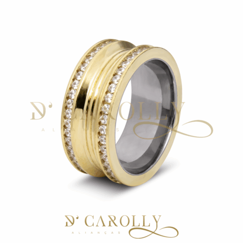 Modelo: MA-09 / MA-09-1 Largura: 9 mm Espessura: Másc.: 2,3 mm / Fem.: 2,4 mm Material: Liga de moeda antiga Acabamento Externo: Másc.: Relevo nas laterais, rebaixo com frisos no centro. Fem.: Relevo com trilho de pedras de zircônia nas laterais, rebaixo com frisos no centro Acabamento Interno: Forrada em aço inox, hipoalergênico, anatômica. Descrição: Lindo modelo de aliança de moeda antiga, semelhante ao famoso modelo Bulgari, criamos nossa própria versão. A na aliança masculina as laterais são em relevo, o centro com frisos suaves. Já na feminina, as laterais possuem um destaque maior pois tem os trilhos cravados com pedras de zircônia, o centro da aliança é igual ao da masculina. Este material demanda alguns cuidados, esta liga tende a oxidar com o tempo, a limpeza e manutenção periódica do material fazem com que mantenha sua beleza constante.