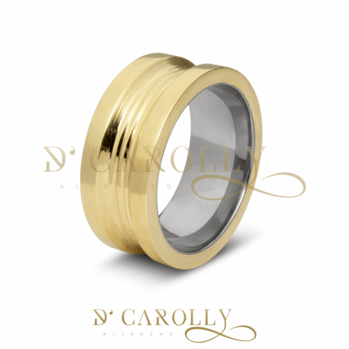 Modelo: MA-09 / MA-09-1 Largura: 9 mm Espessura: Másc.: 2,3 mm / Fem.: 2,4 mm Material: Liga de moeda antiga Acabamento Externo: Másc.: Relevo nas laterais, rebaixo com frisos no centro. Fem.: Relevo com trilho de pedras de zircônia nas laterais, rebaixo com frisos no centro Acabamento Interno: Forrada em aço inox, hipoalergênico, anatômica. Descrição: Lindo modelo de aliança de moeda antiga, semelhante ao famoso modelo Bulgari, criamos nossa própria versão. A na aliança masculina as laterais são em relevo, o centro com frisos suaves. Já na feminina, as laterais possuem um destaque maior pois tem os trilhos cravados com pedras de zircônia, o centro da aliança é igual ao da masculina. Este material demanda alguns cuidados, esta liga tende a oxidar com o tempo, a limpeza e manutenção periódica do material fazem com que mantenha sua beleza constante.