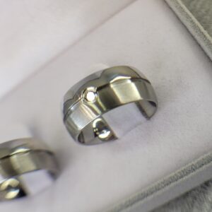 Aliança de Aço Inox com Pedra | Friso | Fosca | 8 mm | Par - Imagem 3