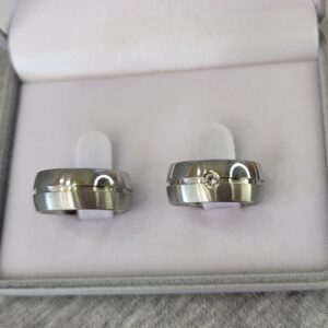 Aliança de Aço Inox com Pedra | Friso | Fosca | 8 mm | Par - Imagem 2