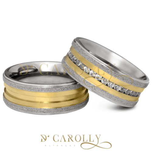 Modelo: Bali / Bali-1 Largura: 7 mm Espessura: 2 mm Material: Aço inox Acabamento externo: Másc.: Reta, polida, com relevo nas bordas, parte central com rebaixo e friso folheados a ouro. |  Fem.: Reta, polida, parte central com rebaixo folheado a ouro e trilho com pedras de zircônia cravadas. Acabamento interno: Anatômica Descrição: Aliança de compromisso ou namoro, exclusiva,  produzida em aço inox. A aliança masculina tem acabamento reto, polido, com relevo nas bordas, rebaixo e friso na parte central folheados a ouro. Na feminina, ao invés do friso, temos um trilho com pedras de zircônia cravadas. Excelente durabilidade. Este material não oxida com o tempo como a prata, não demanda manutenção e é altamente resistente a riscos. IMPORTANTE: Esta aliança possui acabamento folheado, a folheação demanda alguns cuidados e tende a se desgastar com o tempo.