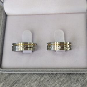 Aliança de Aço Inox Reta com Pedra | Batimentos | Friso | Filete de Ouro | 6 mm | Par - Imagem 2