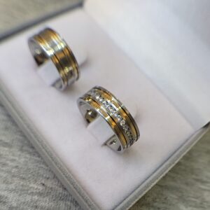 Aliança de aço inox reta com pedras | Frisos | Filetes de ouro | 6 mm | Roma | Par - Imagem 2