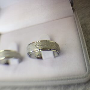 Aliança de Aço Inox Reta com Pedra | Diamantada | Friso | 6 mm | Par - Imagem 3