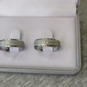 381 / 381-1 : Aliança de Aço Inox Reta com Pedra | Diamantada | Friso | 6 mm | Par - Imagem 2