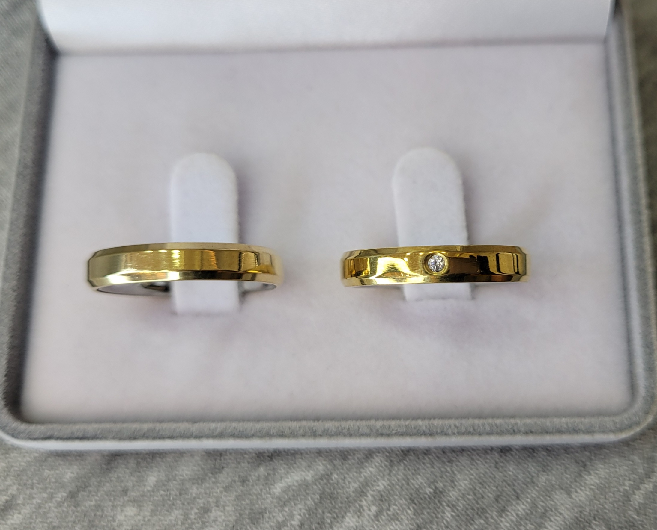 MA033 / MA033-1 : Aliança de Moeda Reta com Pedra | Chanfrada | 4 mm | C/ Forro | Par - Imagem 2