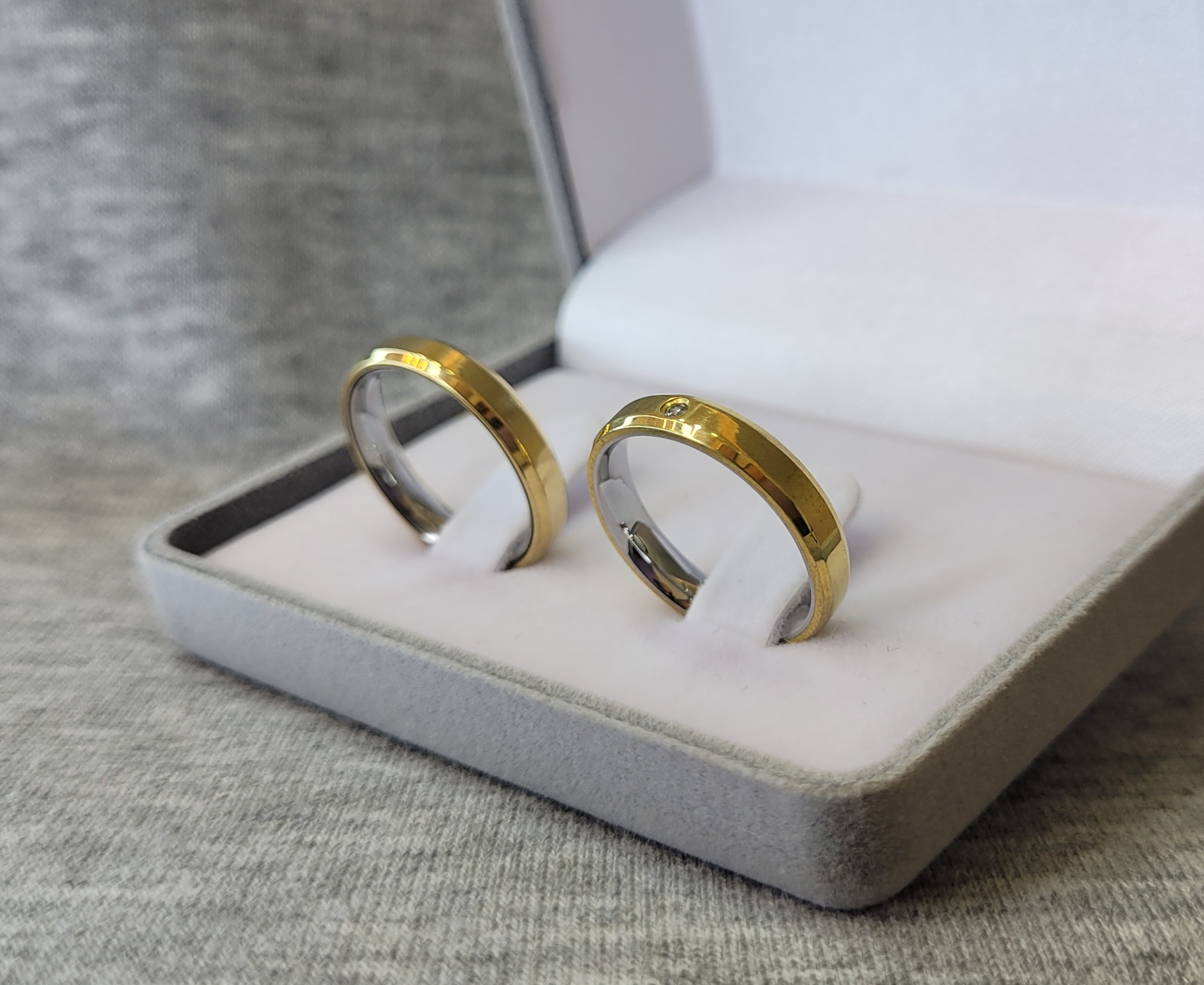 MA033 / MA033-1 : Aliança de Moeda Reta com Pedra | Chanfrada | 4 mm | C/ Forro | Par