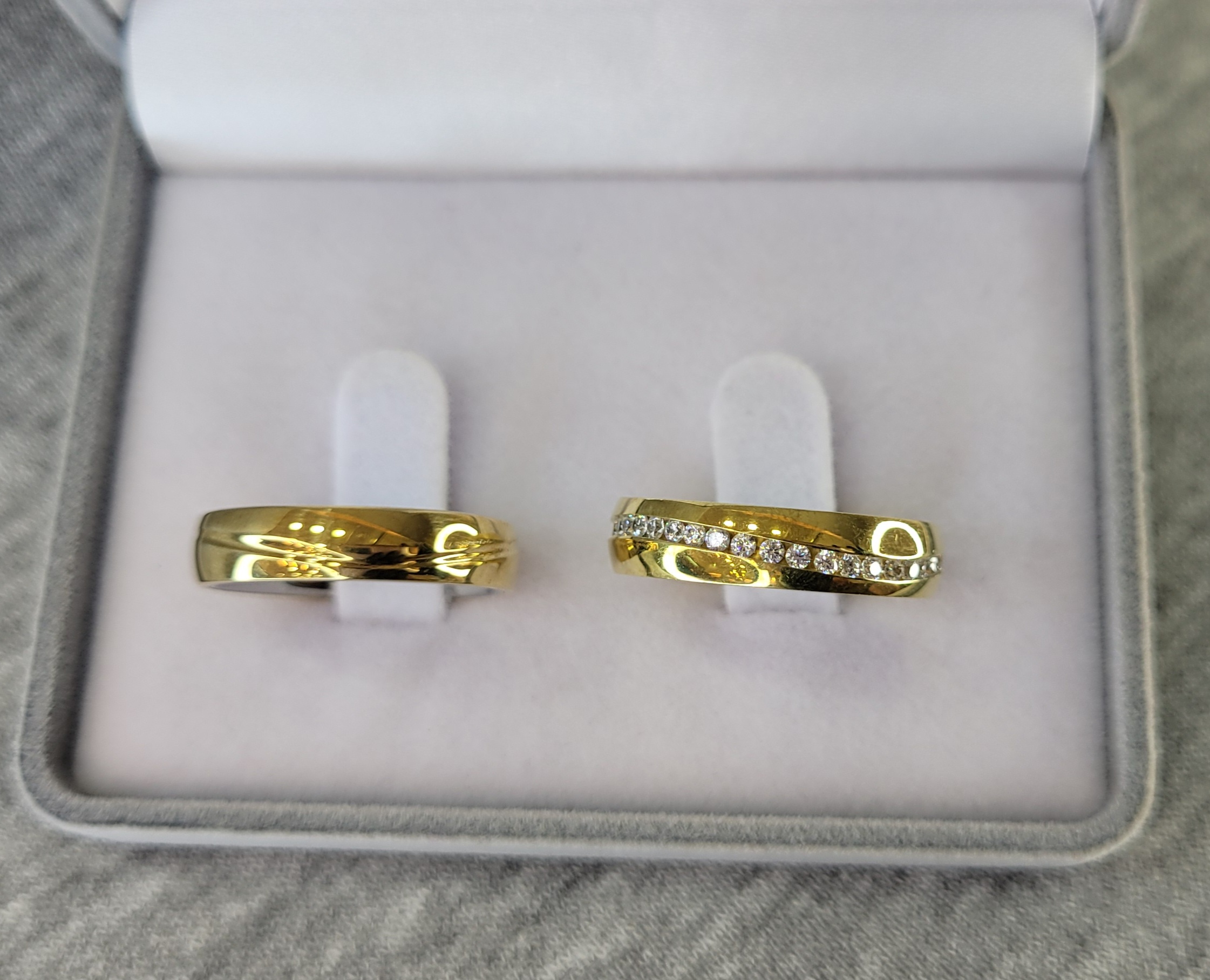 MA20 / MA20-1 : Aliança de Moeda Abaulada com Pedras em Onda | Friso | 5 mm | MA20 | C/ Forro | Par - Imagem 2