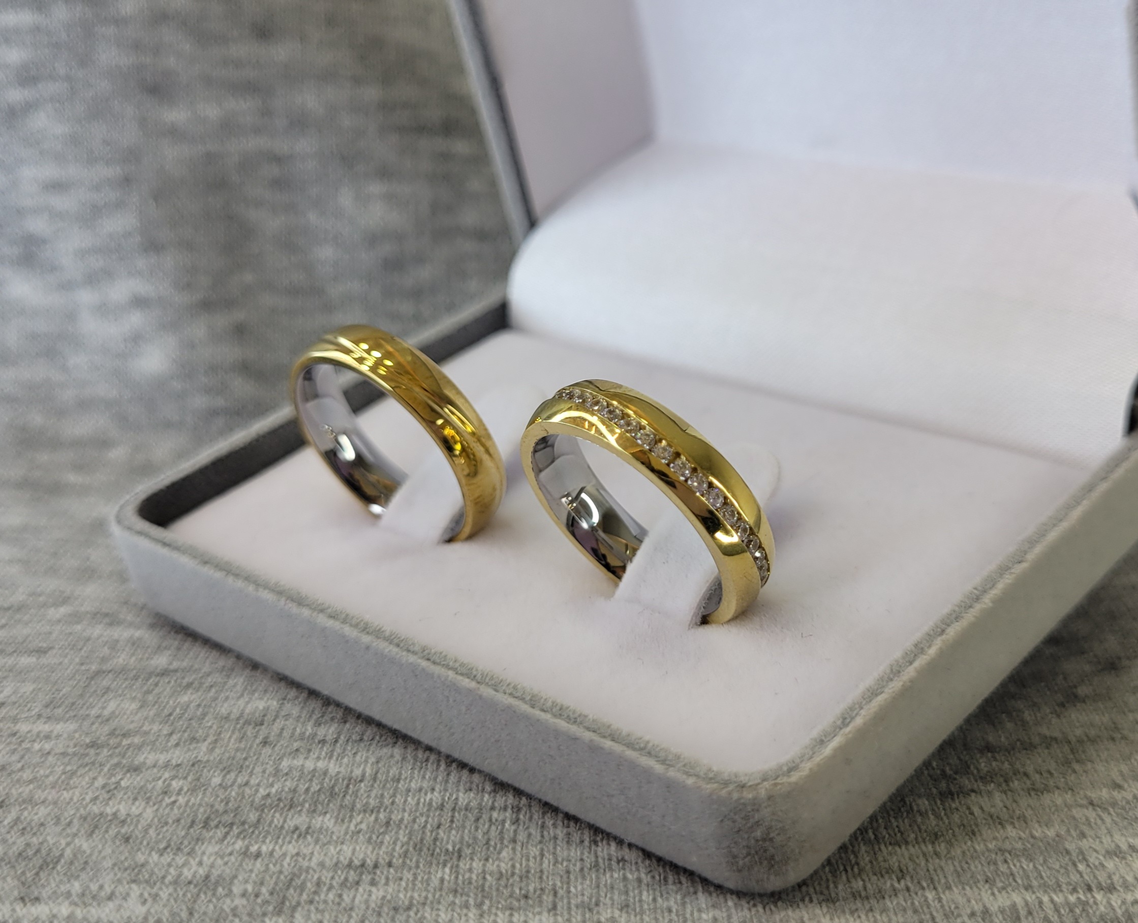 MA20 / MA20-1 : Aliança de Moeda Abaulada com Pedras em Onda | Friso | 5 mm | MA20 | C/ Forro | Par