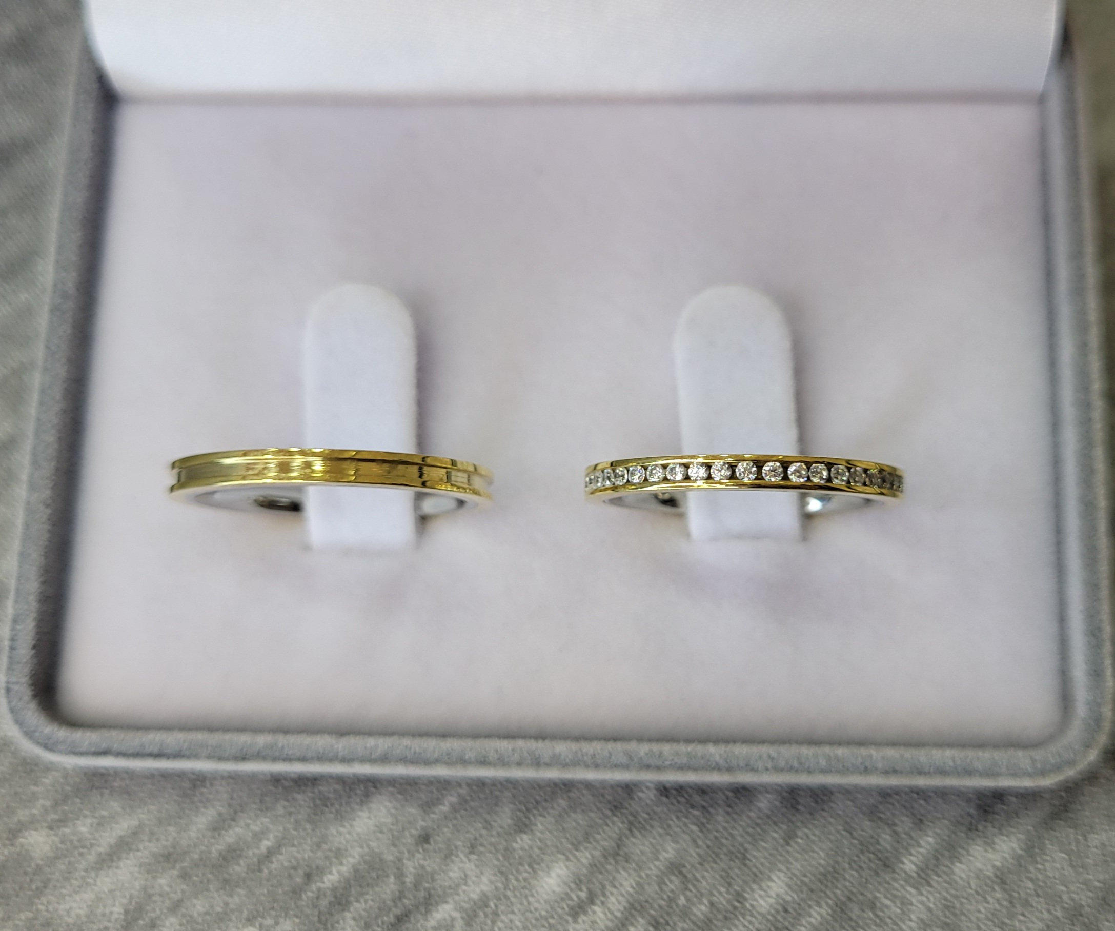 MA-GENOVA / MA-GENOVA-1 : Aliança de Moeda Reta com Pedras | Friso | 2.3 mm | Genova | C/ Forro | Par - Imagem 2