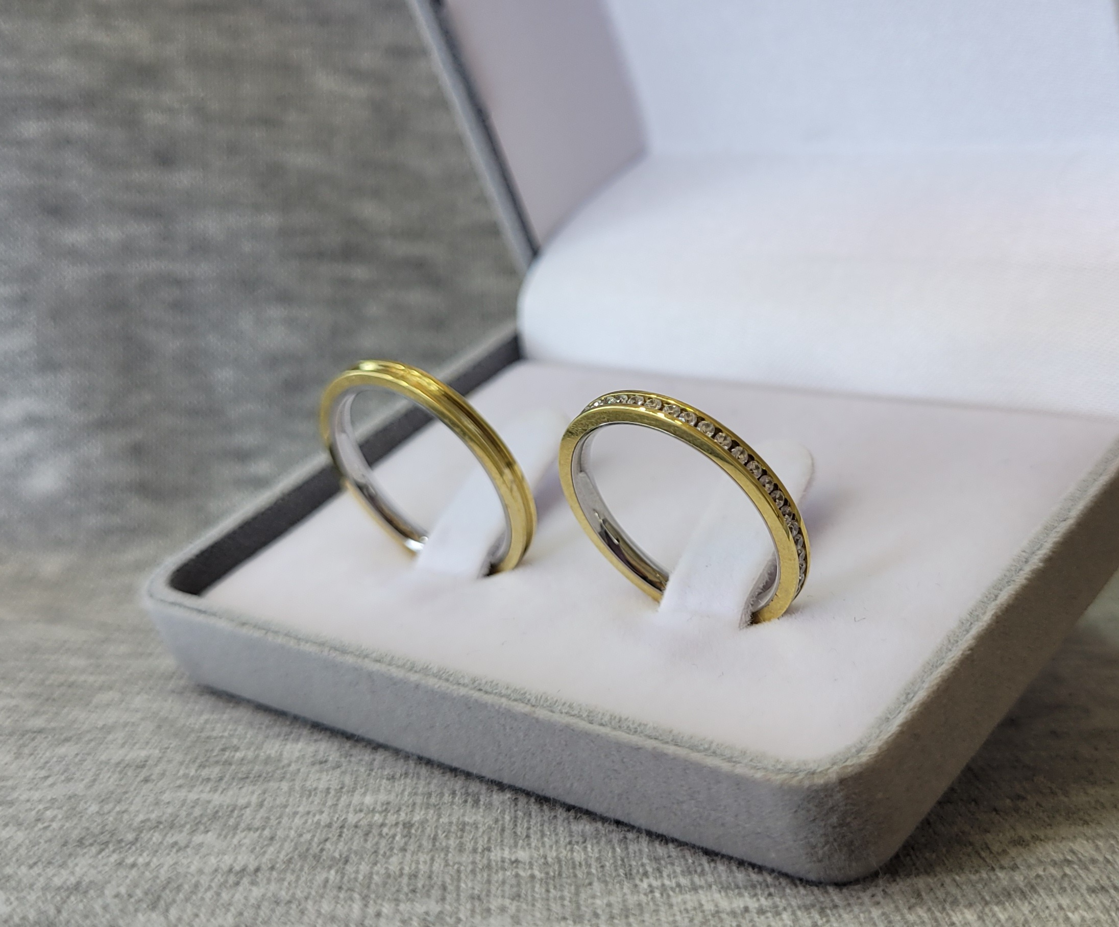 MA-GENOVA / MA-GENOVA-1 : Aliança de Moeda Reta com Pedras | Friso | 2.3 mm | Genova | C/ Forro | Par