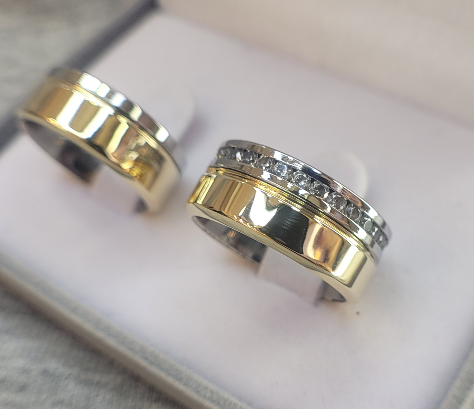 ENCAPADA NAPOLES : Aliança Encapada de Ouro 10K | Reta | Napoles | Com Pedras | 8 mm | Par - Imagem 2