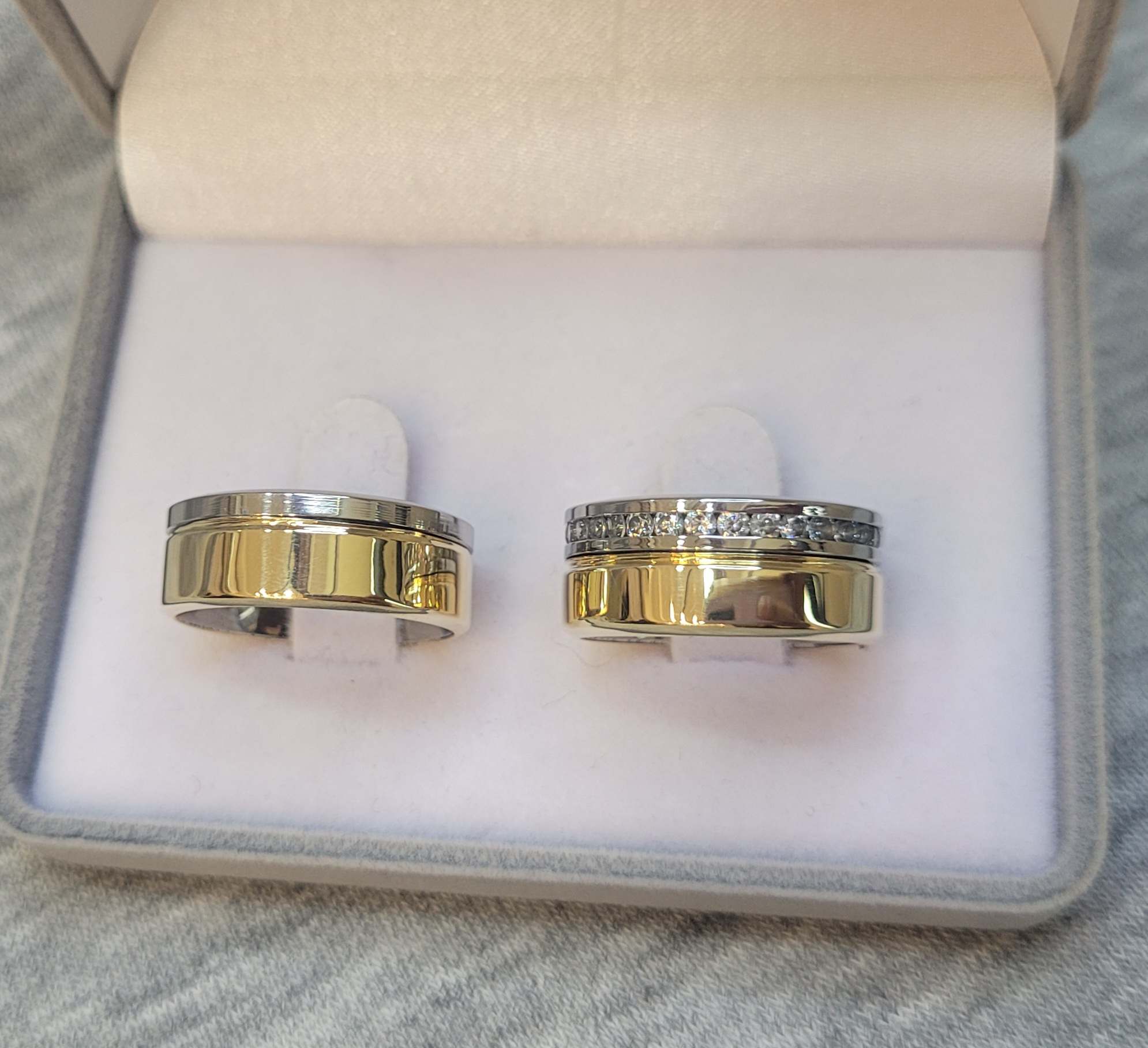 ENCAPADA NAPOLES : Aliança Encapada de Ouro 10K | Reta | Napoles | Com Pedras | 8 mm | Par - Imagem 3