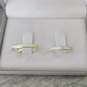 Aliança de Prata Chanfrada com Pedra | Diamantada | 3 mm | Par - Imagem 2