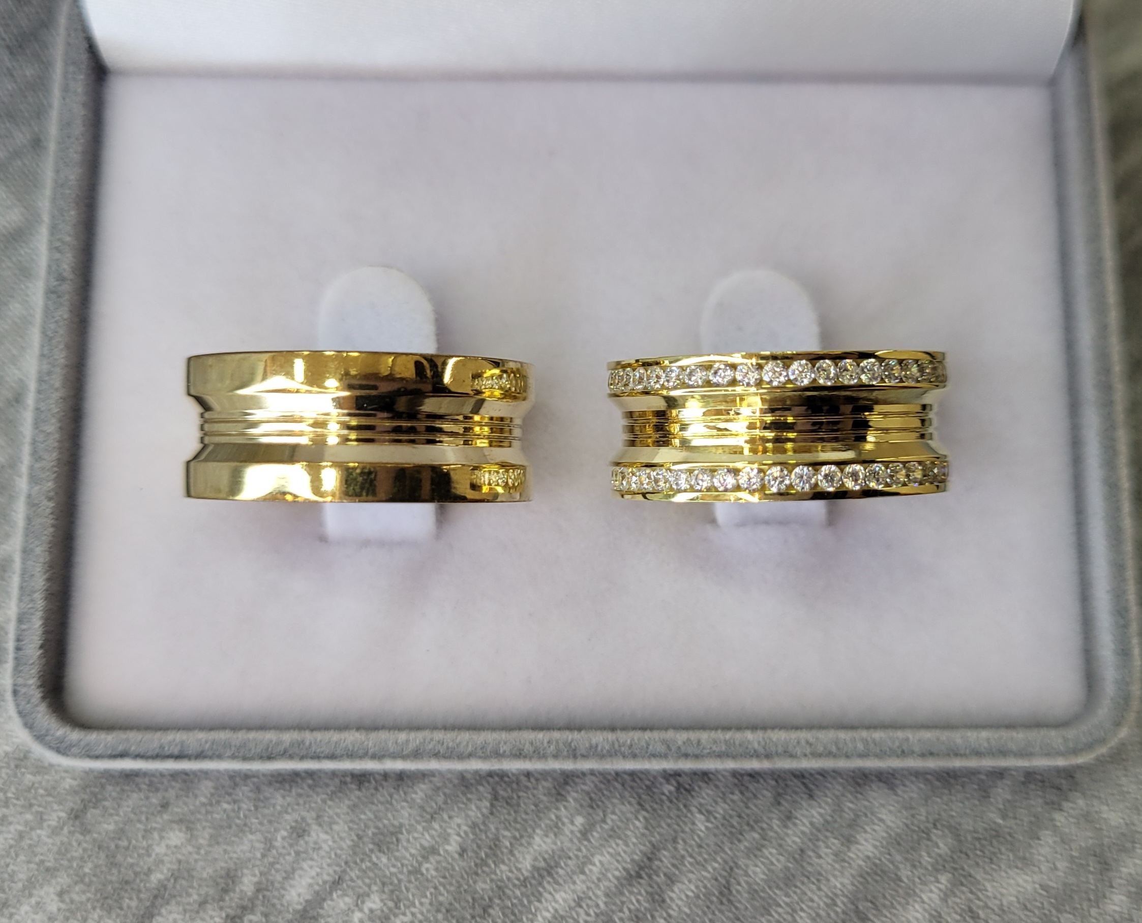 MA09 / MA09-1 : Aliança de Moeda Reta com Pedras | Frisos | 9 mm | C/ Forro | Par - Imagem 2