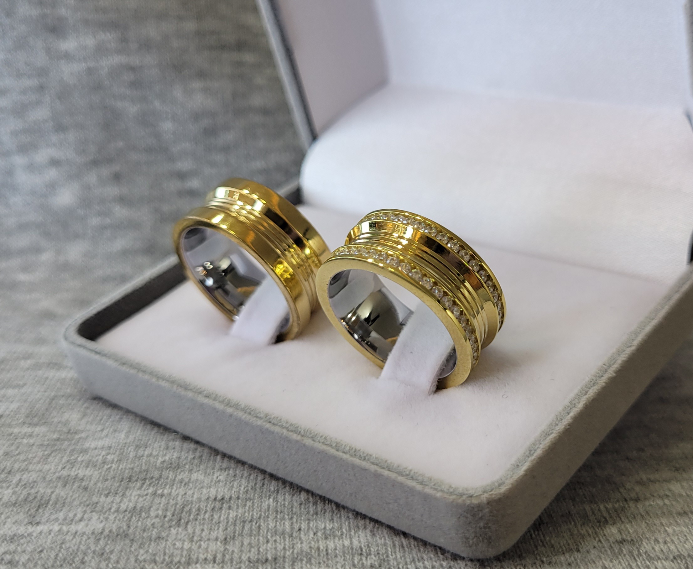 MA09 / MA09-1 : Aliança de Moeda Reta com Pedras | Frisos | 9 mm | C/ Forro | Par