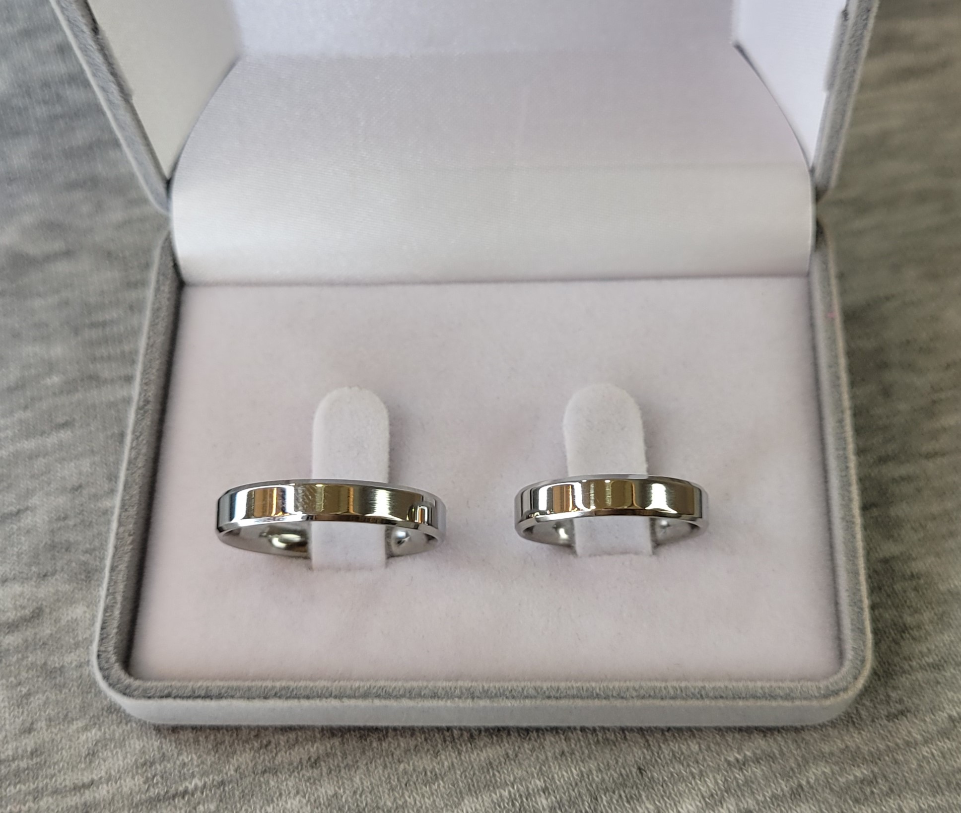 023 / 023-1 : Aliança de Aço Inox Chanfrada com Pedra | 4 mm | Par - Imagem 2