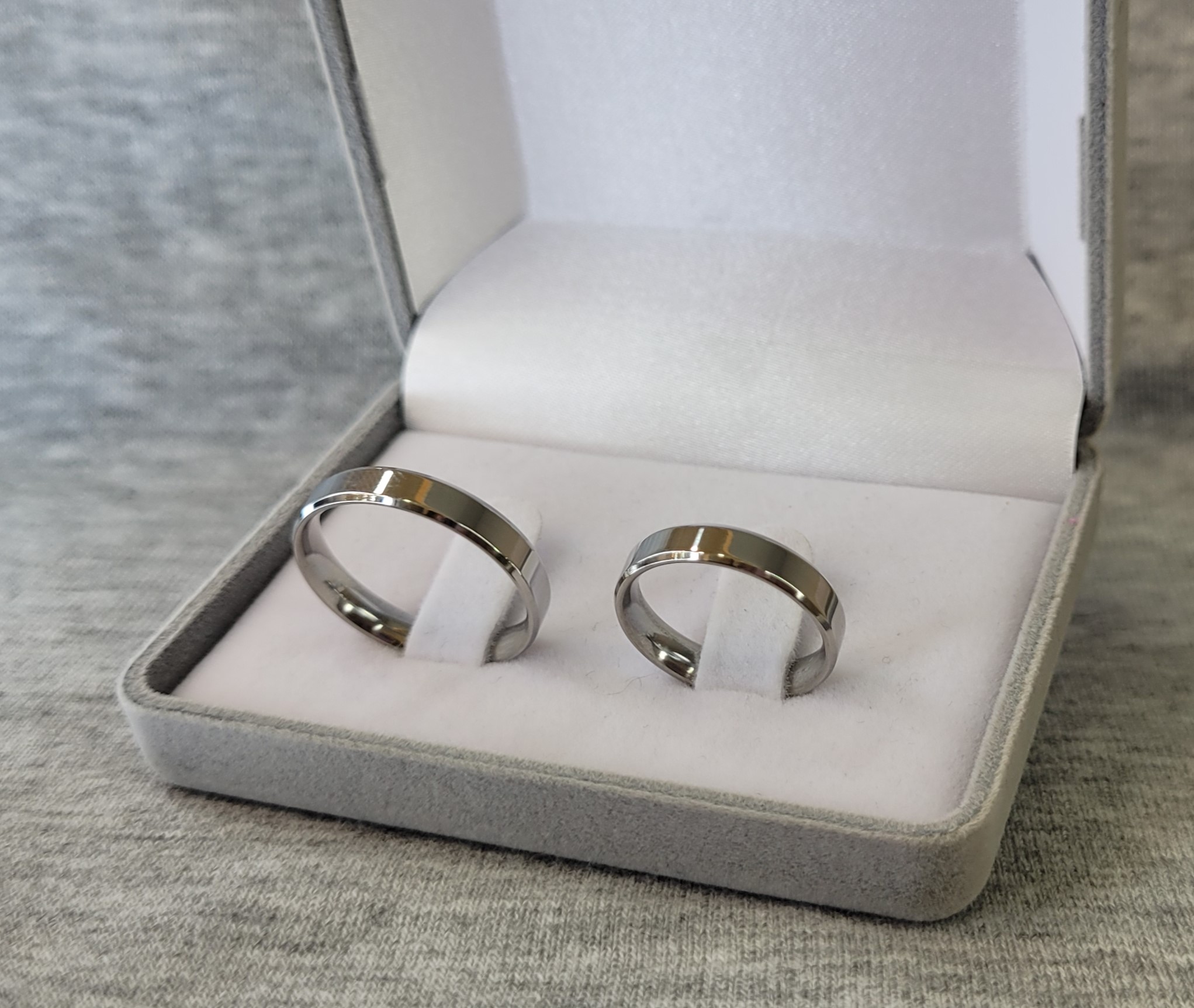 023 / 023-1 : Aliança de Aço Inox Chanfrada com Pedra | 4 mm | Par