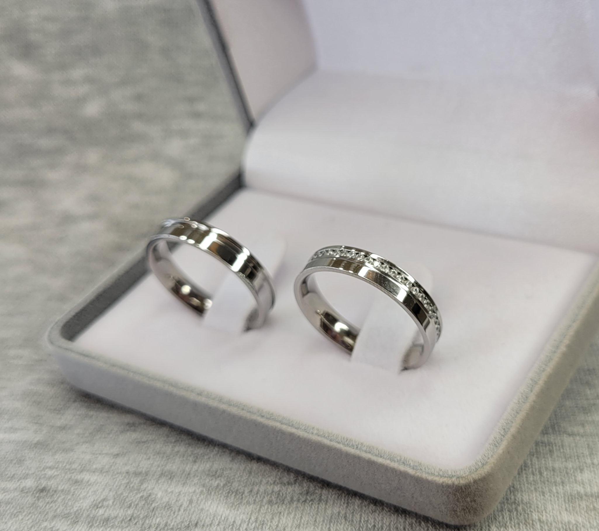 AMSTERDÃ / AMSTERDÃ-1 : Aliança de Aço Inox Reta com Pedras | Friso | 4 mm | Amsterdã | Par
