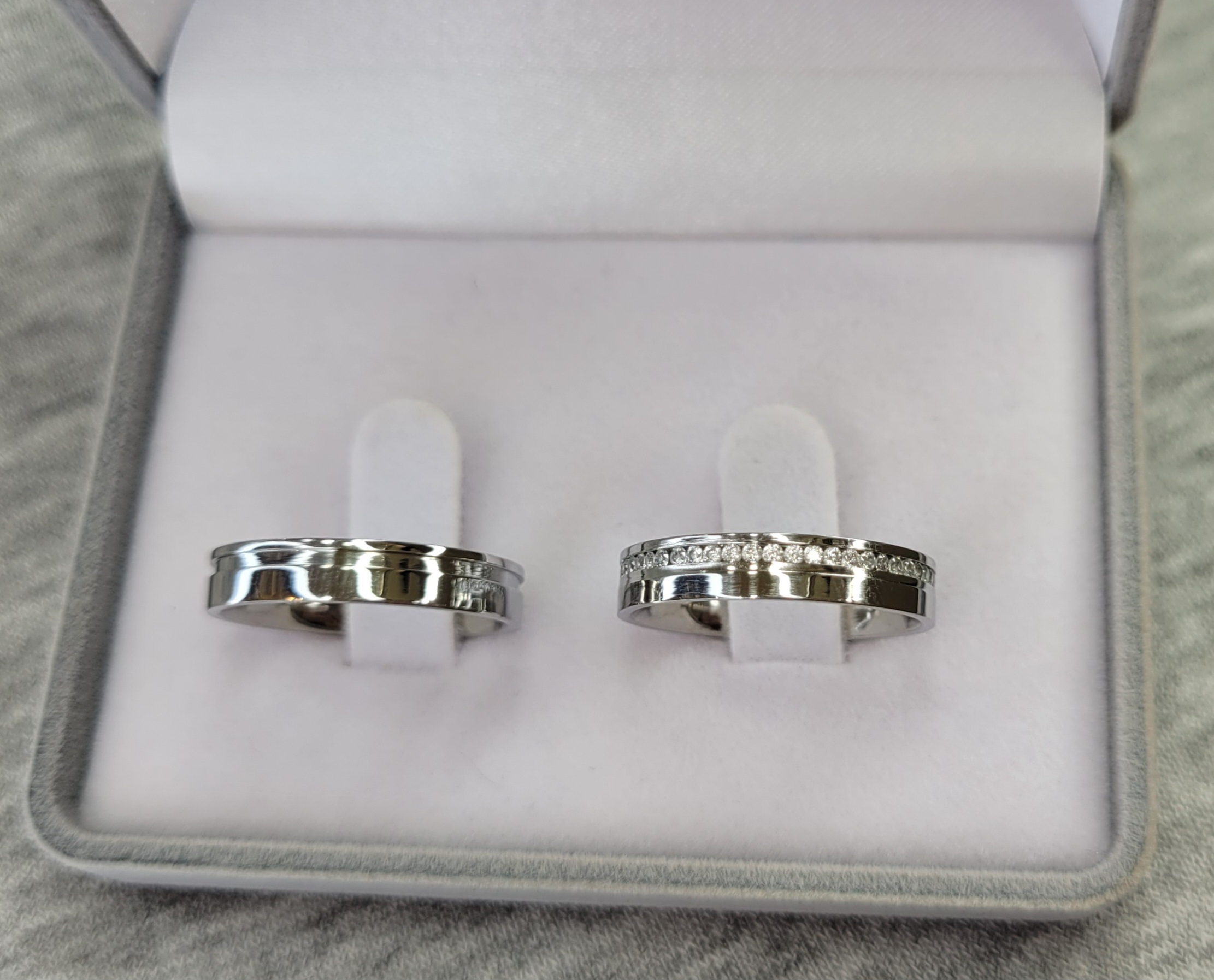 AMSTERDÃ / AMSTERDÃ-1 : Aliança de Aço Inox Reta com Pedras | Friso | 4 mm | Amsterdã | Par - Imagem 2