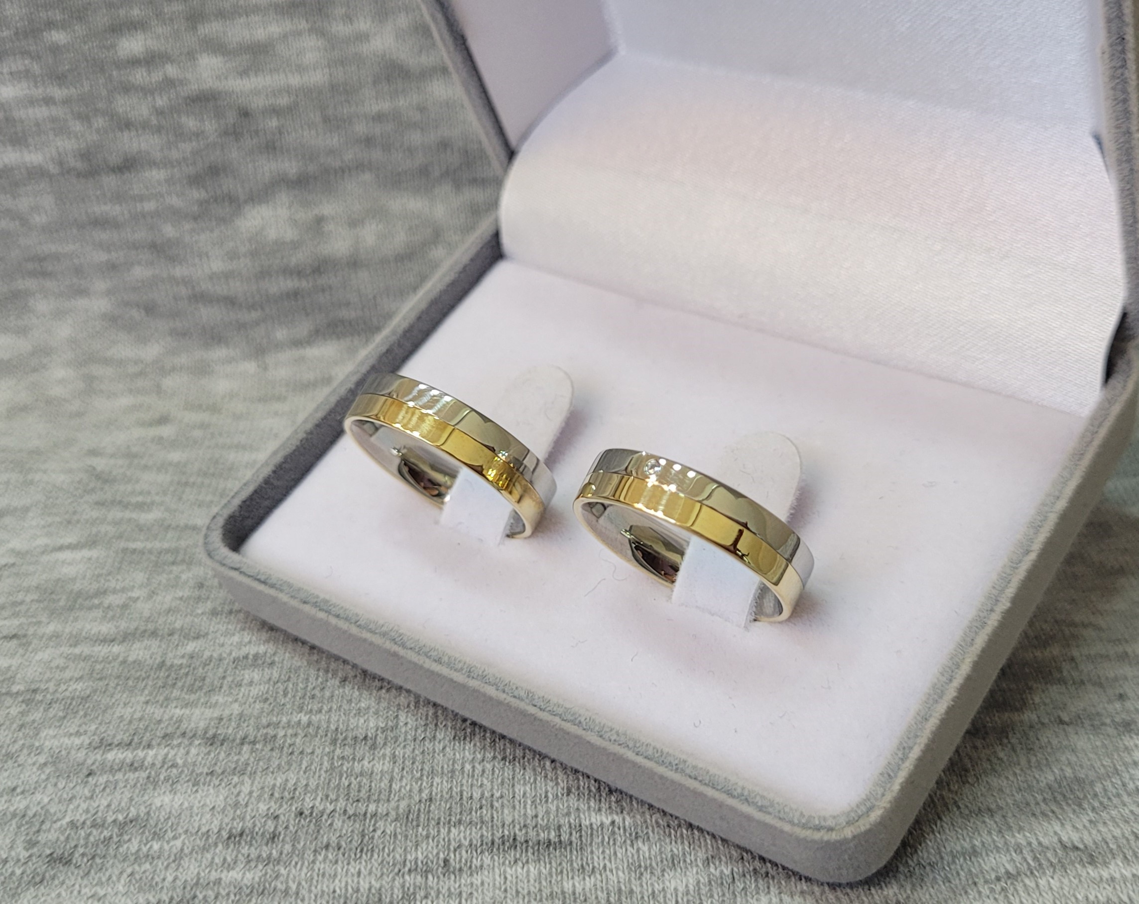 ENCAPADA GRECIA: Aliança Encapada de Ouro 10K | Reta | Grecia | Com 1 Pedra | 5 mm | Par