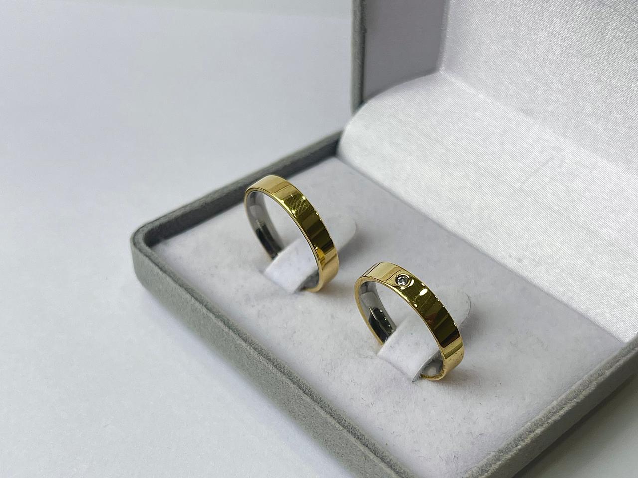 MA 4MM RETA / MA 4MM RETA-1 : Aliança de Moeda Reta com Pedra | 4 mm | C/ Forro | Par