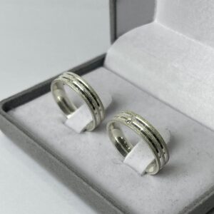 Aliança de Prata Reta com Pedra | 3 Frisos  Diamantados | 5 mm | Par